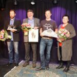 Her poserer prisvinnerne etter å ha mottatt sine priser.