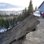 Raset i Svartmarka var over 40 meter i bredde. Nå har NVE anbefalt at ingen oppholder seg i huset ved raskanten.