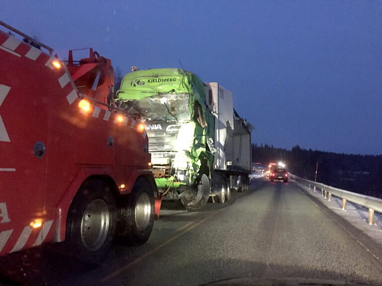 Traileren som tok med seg store deler av autovernet i Hundbekken, fikk betydelige skader og ble hentet av Falk redningstjeneste. Politiet ble varslet om hendelsen kl. 00.46.