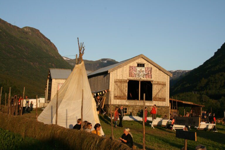 Lavvo og låve på Jamtjorden i Leirskardalen, og symbolsk kan de vise til kontrastene mellom samen og bonden, fjellene og åkrene.