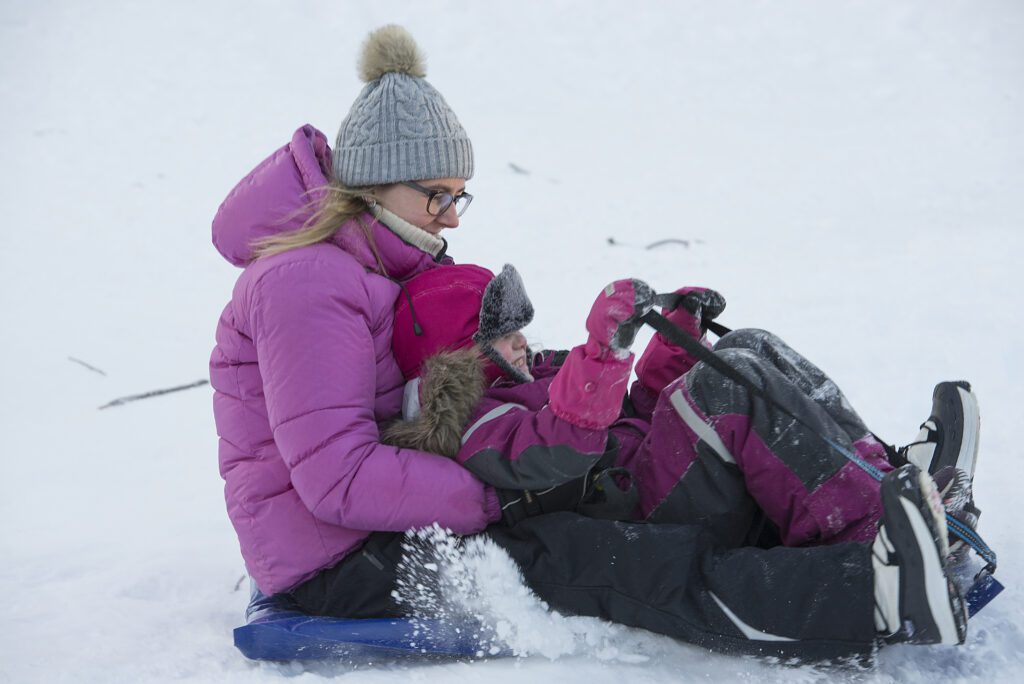 Det er moro med snøaktiviteter og aking er en av favorittaktivitetene i Korgen Fysak-barnehage. Takket være ny snøkanon er det godt akeføre i dag.