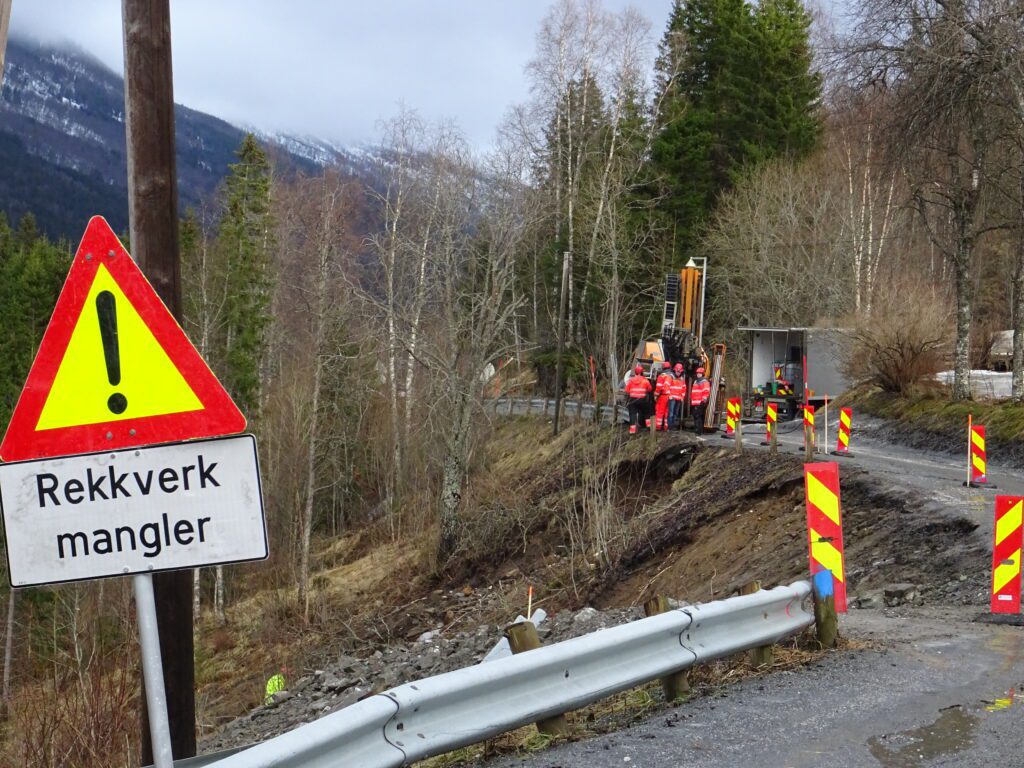 Ikke bare rekkverk som mangler her. Det siste regnværet dro løs masser på nedsida av fylkesvegen rett ved husa i Roghella.