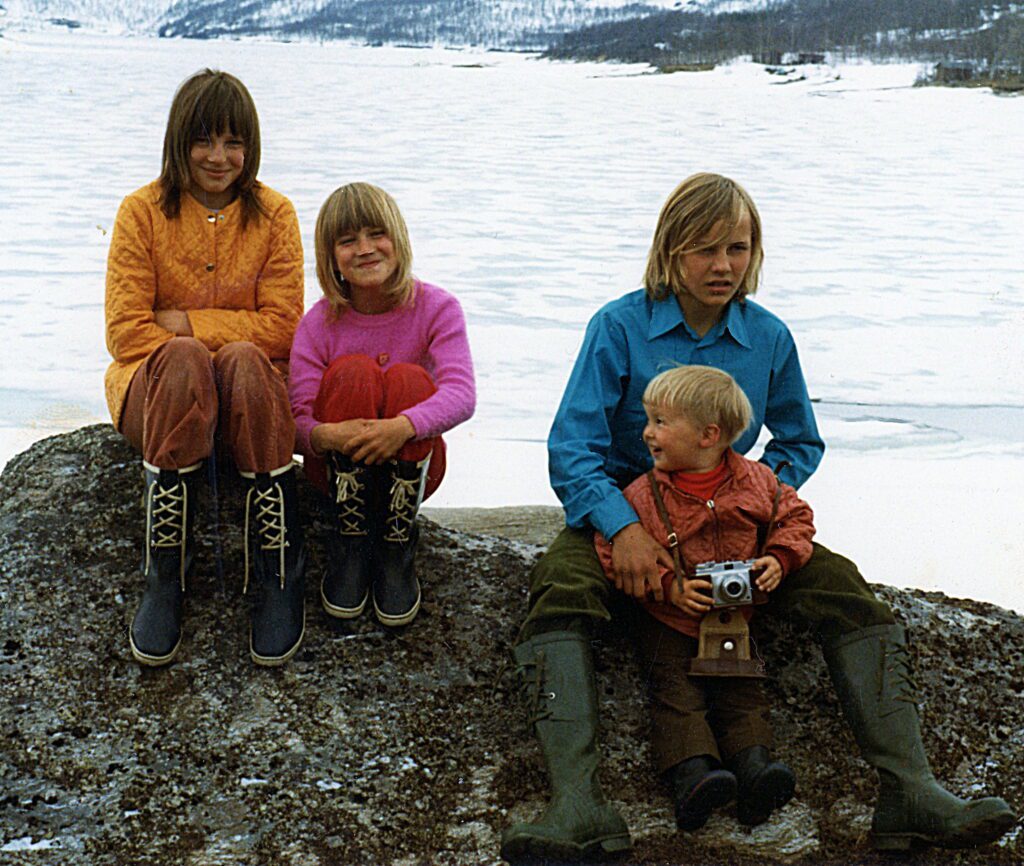 Karin, Brita, Geir og lille Arve ved Røsvatnet 1972. Ein glad gjeng, akkurat som foreldra.