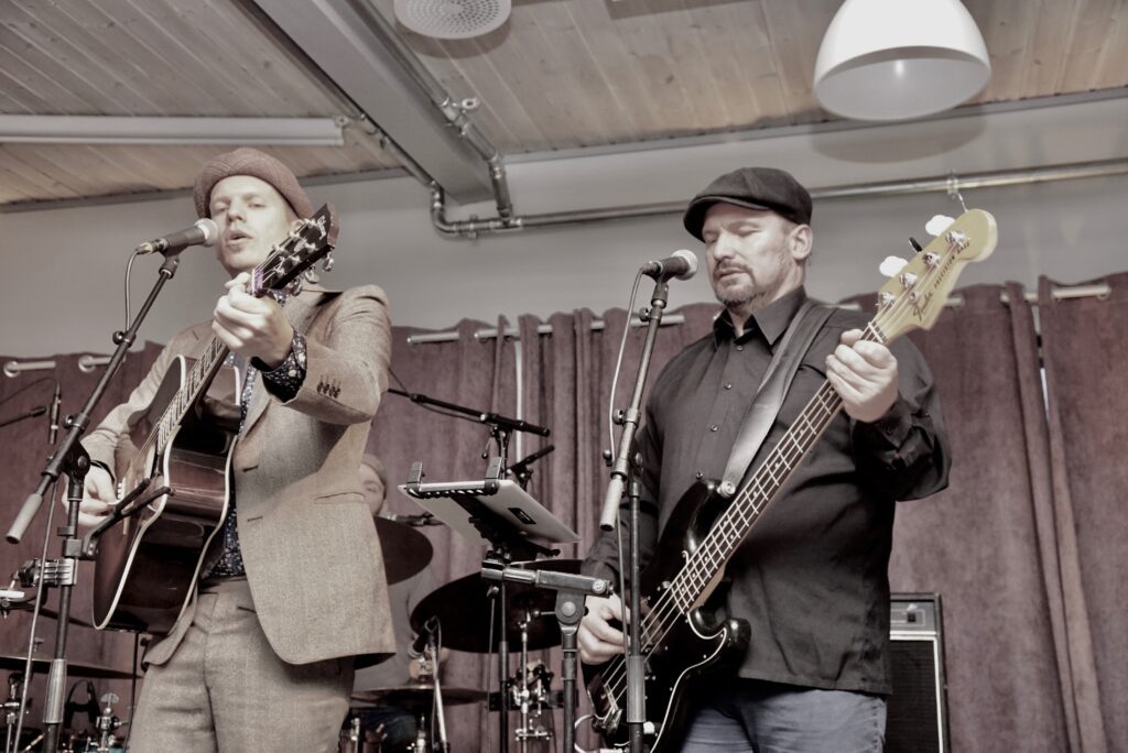 Brødrene Holger og Oddmar, gjør sammen med resten av bandet, en konsert som raskt setter publikum i en hyggelig og lyttende modus.