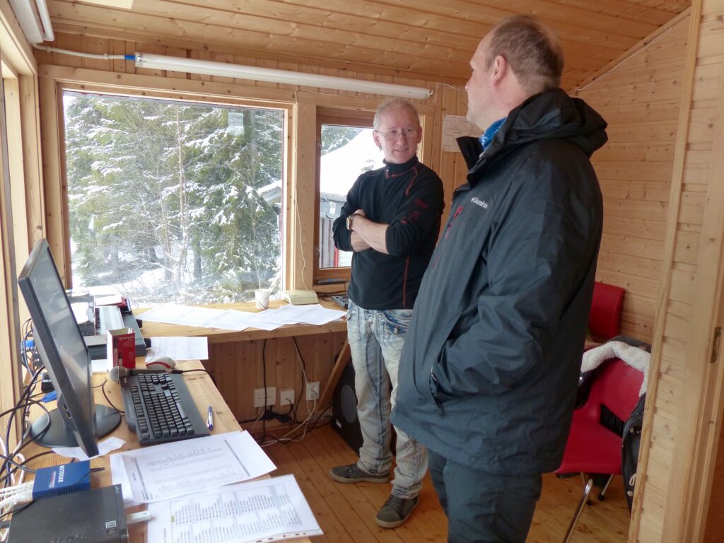 Speaker Otto Johnny Derås skaper stemning på stadion, sammen med Sølve Tuven.