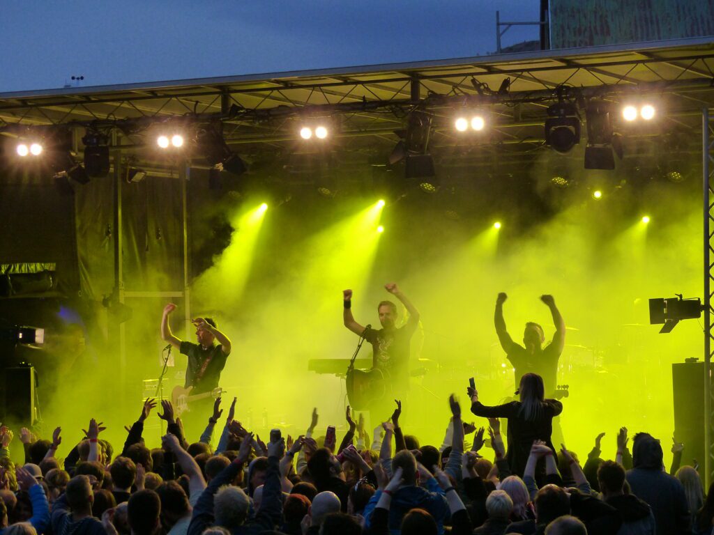 Set er alltid stor stemning når kjente band og musikere entrer scenen foran Ranheimbrygga.