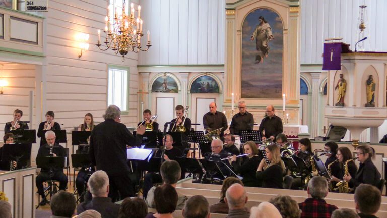 Selv om snøen lavet ned utenfor ble det en merkbar vårstemning i Korgen kirke da Hemnes Janitsjar holdt sin hyllest til våren.