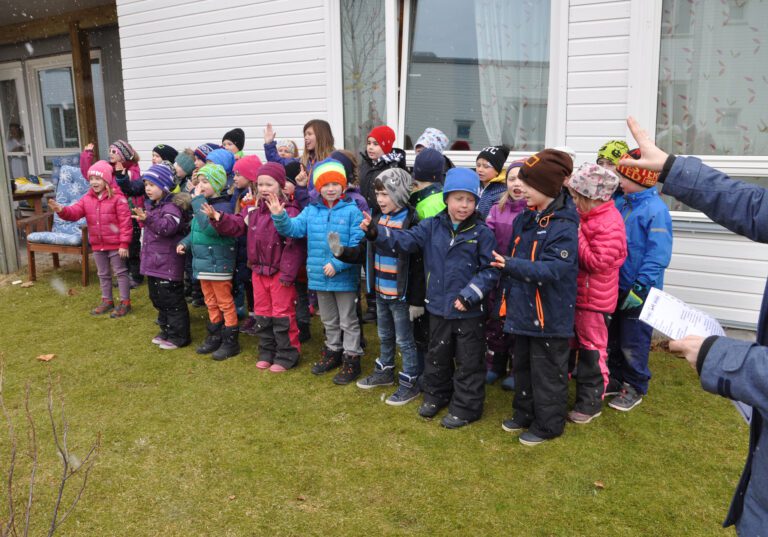 Elever fra 1.- og 2.klasse ved Hemnes sentralskole sang for de eldre fredag 7. april