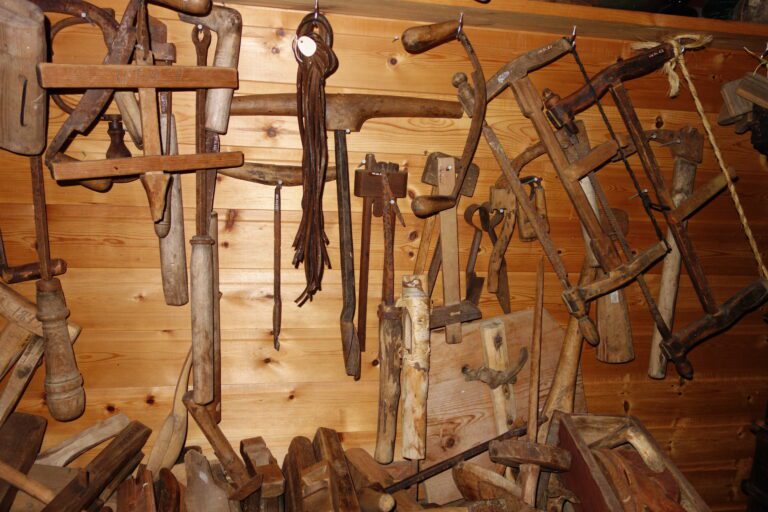 Over høvelbenken henger det et stort utvalg av sager og annet verktøy