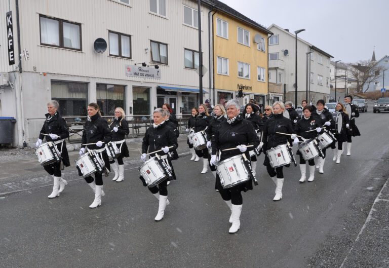 Trommevirvlene runget i gatene på Hemnesberget da Helgeland Paredekorps Korgen på Våryr-lørdagen startet opp utenfor Hemnes Mat og Vinhus.