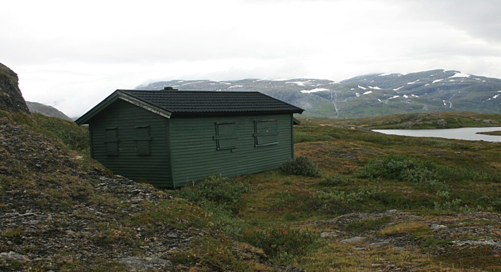 Etter 50 år er hytta fortsatt i bra stand. Et visst tilsyn og vedllikehold er de seinere år ivaretatt av Kjetil Kvitnes på Mo. Materialene til hytta ble frakta på Gresvatnet med båt inn til sørligste bukt, deretter båret opp til Okstindtjønna. Peter Worsley og hans studentgruppe fra universitetet i Reading utførte byggearbeidet.