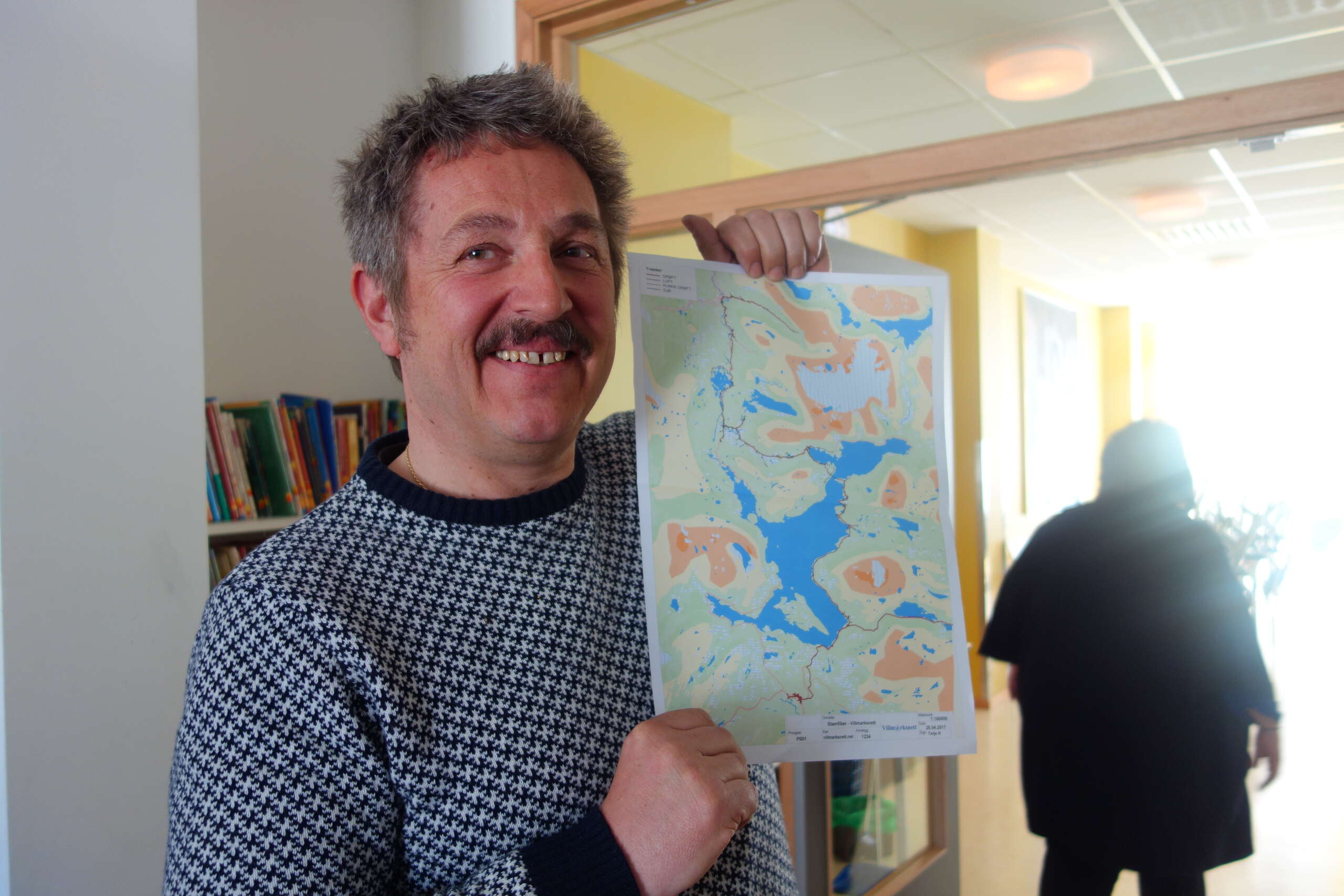 Daglig leder for Villmarksnett viser på kartet hvilke områder som har fått fibernett.