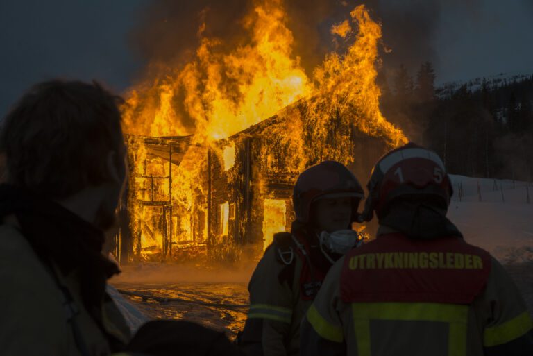 Helt etter planen brant huset ned til grunnen. På tomta skal et nytt hus reises i løpet av sommeren.