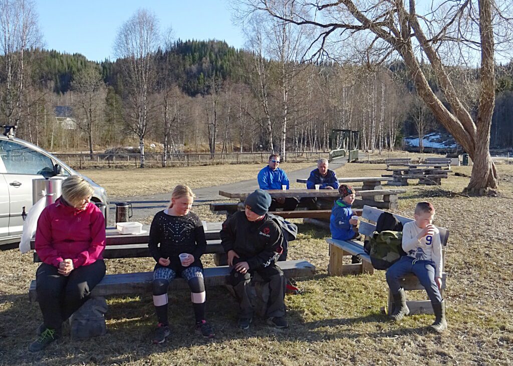 Med pappa og bestefar trygt i bakgrunnen og mamma på flanken kan Leon og Lyder Sagmo Ottermo nyte sitt drikke og tenke på hva som egentlig skjedde der i N-løypa i Villmoneset. Madelene R. Brendmo og Oliver Hilstad er i god samtale om sine opplevelser, med og uten kart.