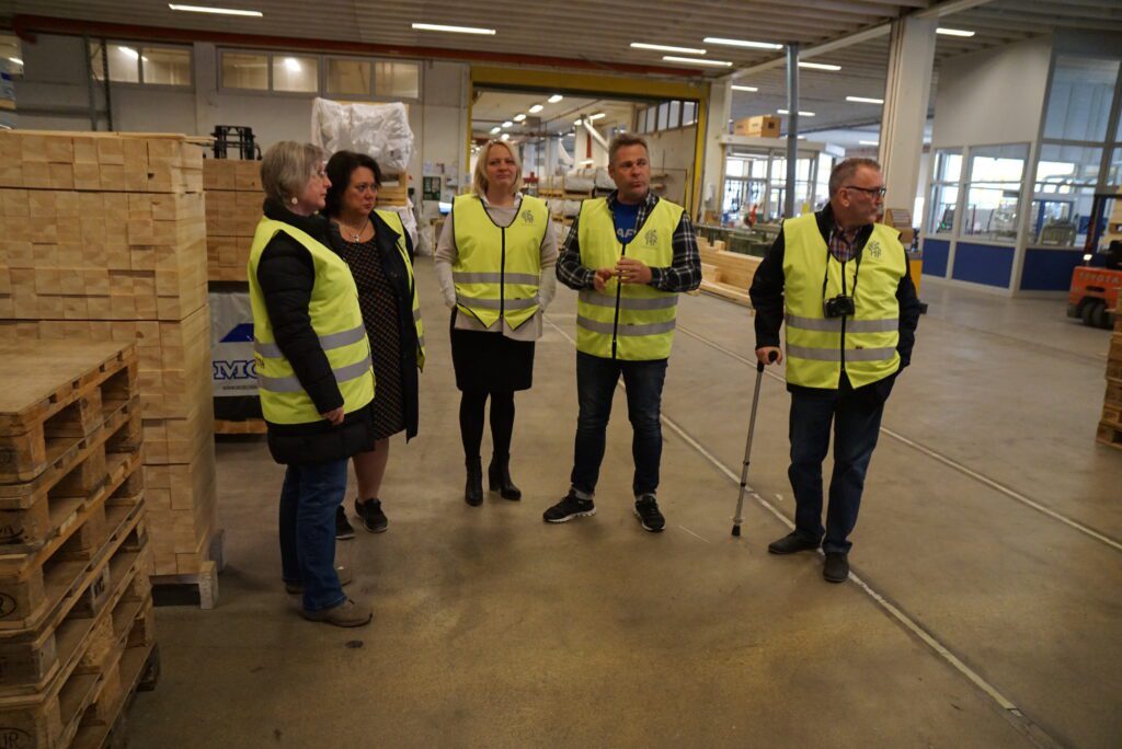 Delegasjonen som besøkte bedrifter i Hemnes kommune. Her ser vi f.v. Anne Grete Langseth, Christine Trones, Mona Fagerås, Terje R.Johansen (Trenor Vinduer), og Johnny Johanessen.