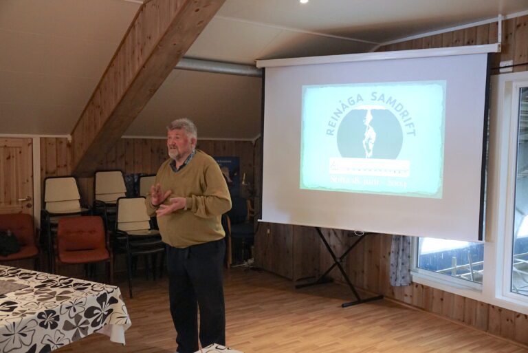Magne Jakobsen tok i mot de besøkende oppe i de flotte lokalene til Reinåga samdrift i fjøsen på Reinåmoen.