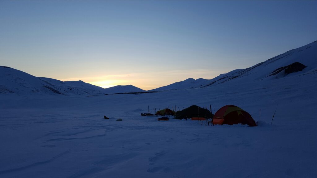 Første camp i Kjellstraumdalen. Her fra bjørnevakt mellom 01:00 og 02:00.