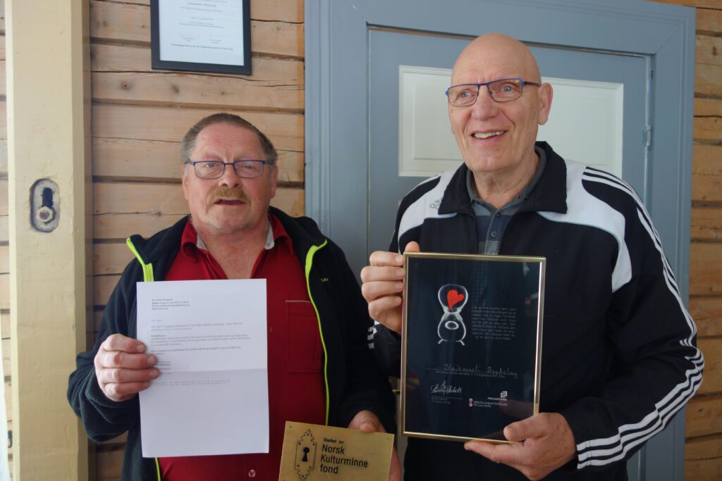 Olav Lillemo t.v. med brevet fra Norsk Kulturarv. Olav Mastervik t.h. med Frivilligpris-diplomet fra Nordland fylke