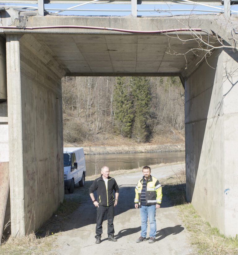 Denne undergangen er i de kommunale sakspapirer oppgitt å være 3,5 meter høy. En kontrollmåling av Otto Jonny Derås og daglig leder i IP Elektro, Stig Arne Jenssen, viser tett på 5 meters høyde, og 4,3 meters bredde.