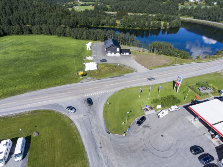 Dette krysset har Statens vegvesen klattet på flere ganger siden det ble midlertidig anlagt for en liten mannsalder siden. Striden står i om det skal bli mulig å lage adkomst også til vestsiden av veien. Kommunens renseanlegg som nylig sto ferdig har fått egen kryssløsning, kun få meter fra krysset. En rundkjøring vil løse alle problem, både med tanke på trafikksikkerhet og adkomst til såvel Olderneset vest som til renseanlegget.