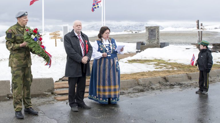 Dagen startet med kransnedleggelser. Se video med talene til ordfører Jann-Arne Løvdahl fra Vefsn og Christine Trones fra Hemnes.