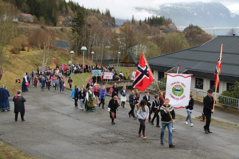 17.mai-toget på Finneidfjord starter ved skolen.