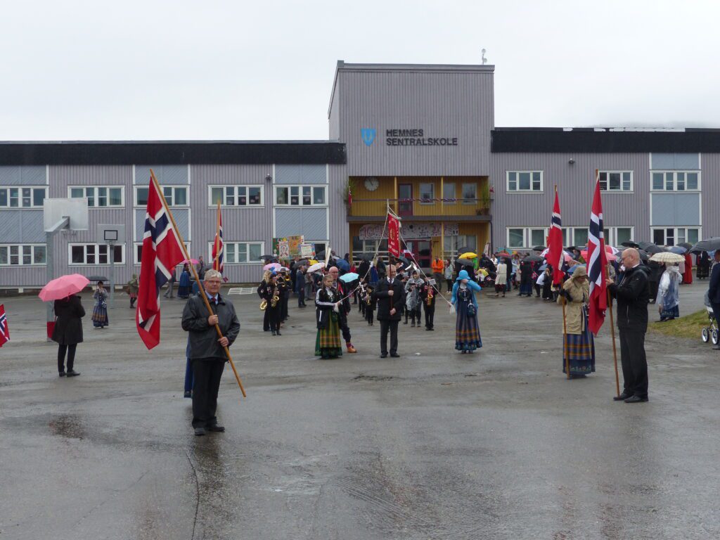 En regntung himmel hang over skoleplassen da toget startet.