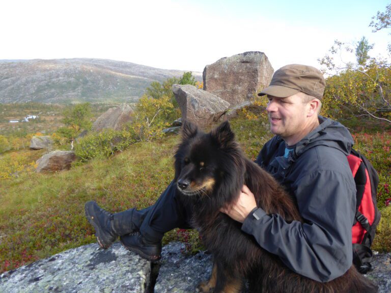 I fjellbandet ovenfor Leirvika ligger levninger fra istida, fraktet fra Rautinden i Rana.Jon Arne Leirvik er grunnkjent i området, og vil gjerne anbefale steinene som et naturhistorisk turmål , som innefatter også lokal kultur, da minst en ordfører i Hemnes har malt på sine forbokstaver her. Ta turen dit og les selv!