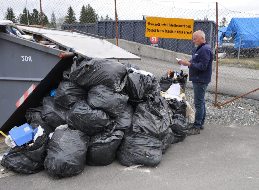 Jan Karlsen fant dette søppelberget utenfor portene på Miljøstasjonen på Hemnesberget mandag morgen.