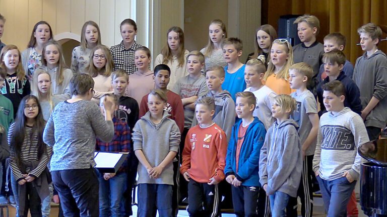 Se video med kor fra 6. og 7. ved Korgen sentralskole samt musikktalenter fra Petrozavodsk.