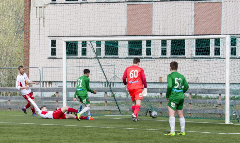 Ian Patrick Haugli trengte bare noen sekunder før han liggende slår fast at han har scoret. 3-0 til Korgen.