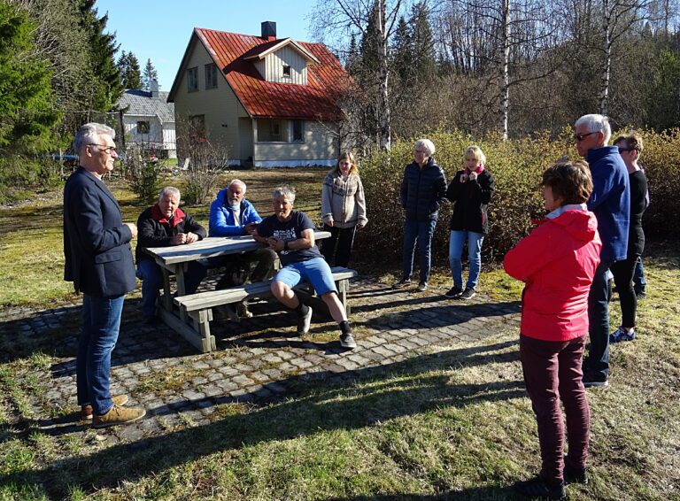 Godt frammøte av naboer som fikk informasjon om de nye skiltene som skal gi kunnskap om fangeleiren og slavearbeidet på veien over Korgfjellet 1942-44. Leder for prosjektet, Rolf Fjellestad, forteller om leirstedet og markeringen av at det St.Hans-aften er 75 år siden krigsfangene ankom Korgen.