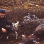 Bjarne sammen med jaktkompisen. Elghunden måtte roes ned etter en intens jakt.