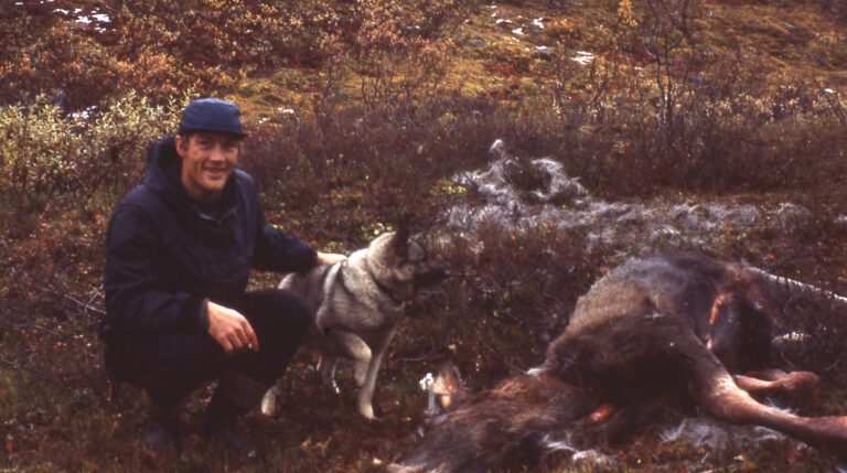 Bjarne sammen med jaktkompisen. Elghunden måtte roes ned etter en intens jakt.