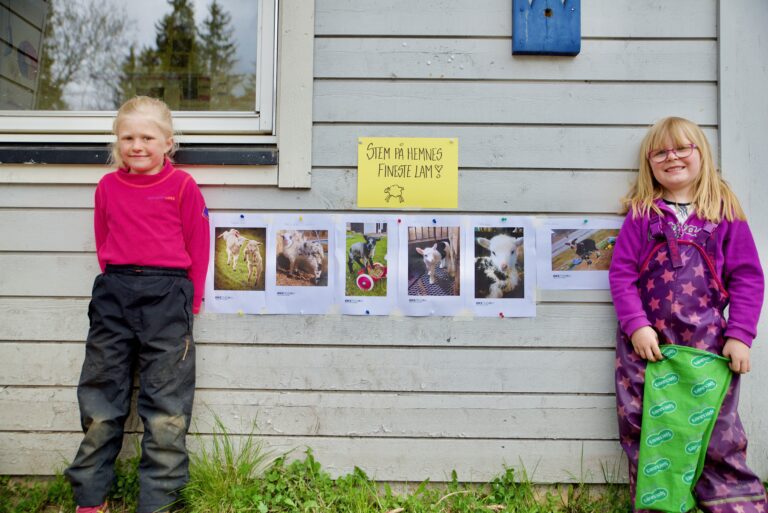 Martine Lenningsvik og Emma Regine Øren stemte begge på lammet fra Sandmoen.