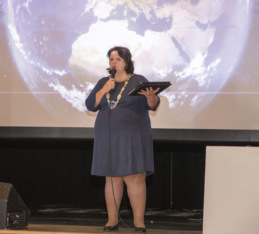 Ordfører Christine Trones foretok den høytidelige åpningen av Norske Parkers konferanse i aulaen på Hemnesberget.