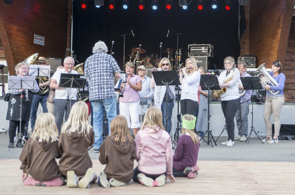 Parkrock er ikke bare rock, her er plass for alt av kulturuttrykk. Hemnes Janitsjar (bildet) og Korgen skolemusikkorps deltok, til stor glede for publikum.