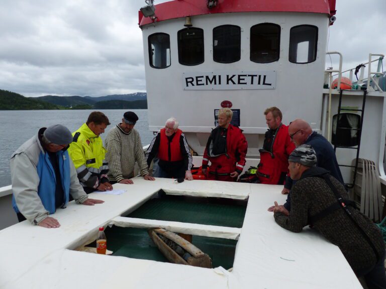 Øvingsleder går gjennom øvelsen med mannskap og de som skal på havet.