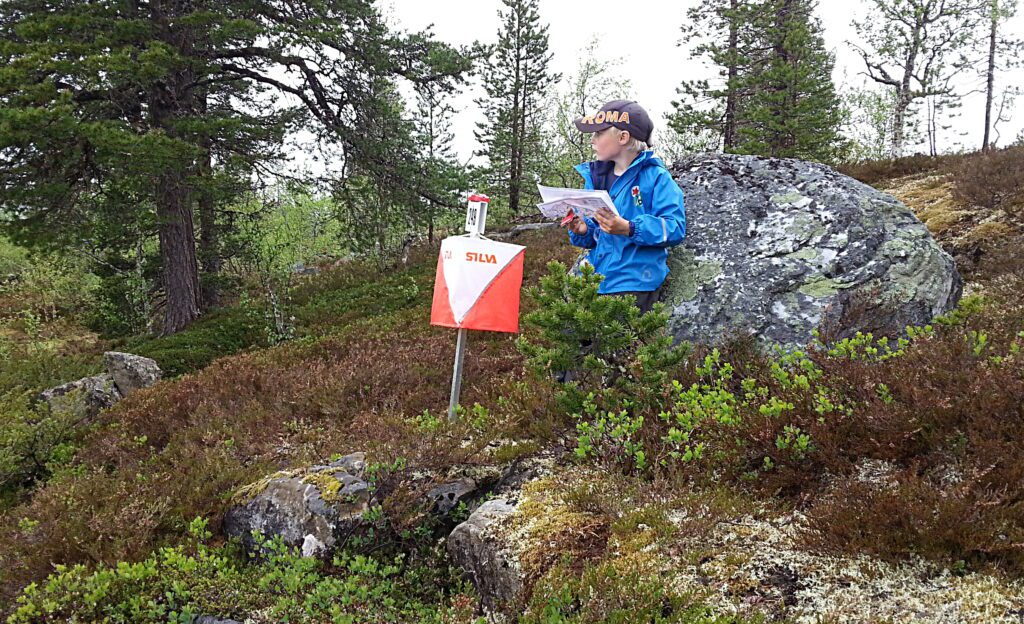 Posten ved steinen er spikra, og Jonathan Rehnman legger en plan for neste strekk, ut fra opplysningene på kartet og vurdering av terrenget.Dette er, i tillegg til spenninga i øyeblikket, læring for livet når det gjelder kartbruk og fortrolighet med naturen.