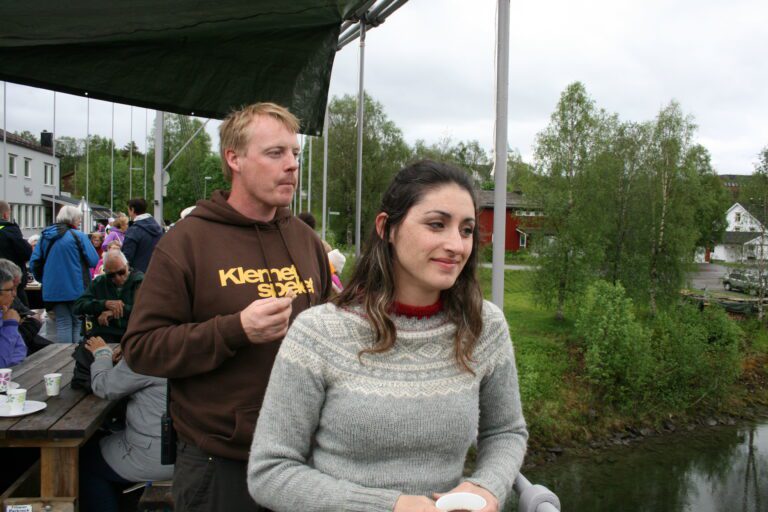 Vegard Nerleirmo og Mariam Moen følger med på endene som fortsatt svømmer nedover elva forbi målgangen.