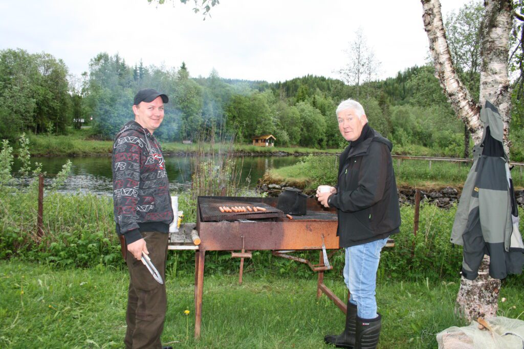 Grillmestere var fra venstre Jonas Kvitnes fra Korgen og Frits Larsen fra Bjerka.