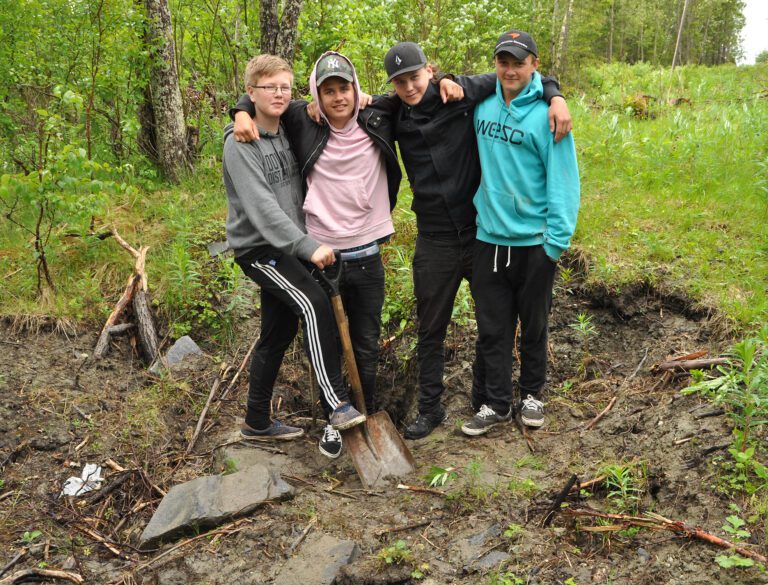 Fra venstre: Benjamin Juvik, Tobias Andersen, Martin Eriksen og Matias Christensen står her på den gjengravde inngangen til bunkeren på Høghågen, som de så iherdig fikk gravd opp og kartlagt før den igjen måtte stenges forsvarlig.