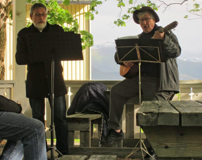 Trubadurene Bengt Thorkildsen og Terje Halvorsen (med gitar) i musikkpaviljongen i parken på Hemnesberget.