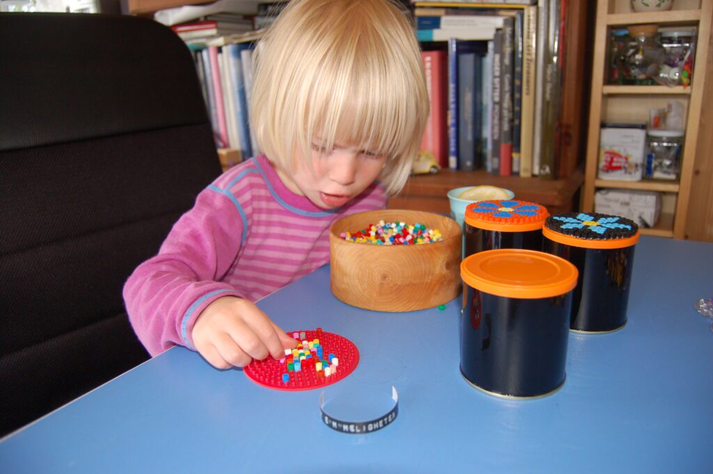 3-åringen er mest van med store perler, så det er stas å lage sin eigen hemmelegboks med små perler.