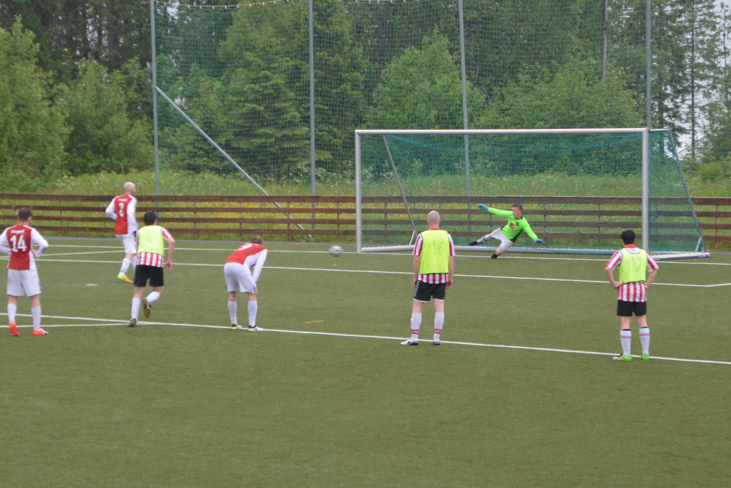 Robert Drage scoret Hemnes fjerde og siste mål da de slo Sømna 4-1 på Reina lørdag. Drage selv var meget fornøyd med at det som skulle bli en litt sleip "chip" endte som en slags bom, men allikevel med mål.
