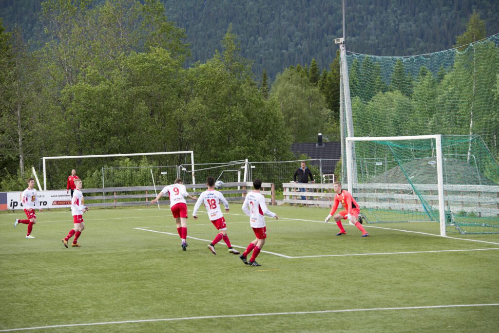 Selv om det tidvis var enveiskjøring og som her fem mann alene med keeper ville ikke ballen i mål.