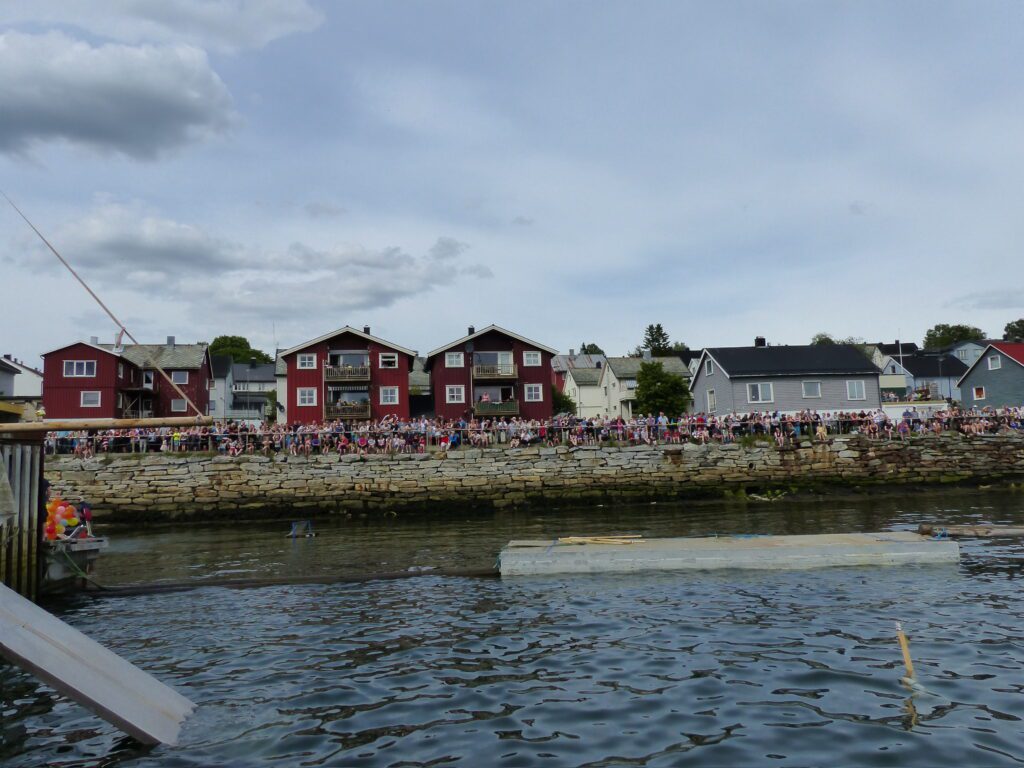 Det var mye folk som var samlet  på murkanten da marinashowet gikk av stabelen på lørdag.