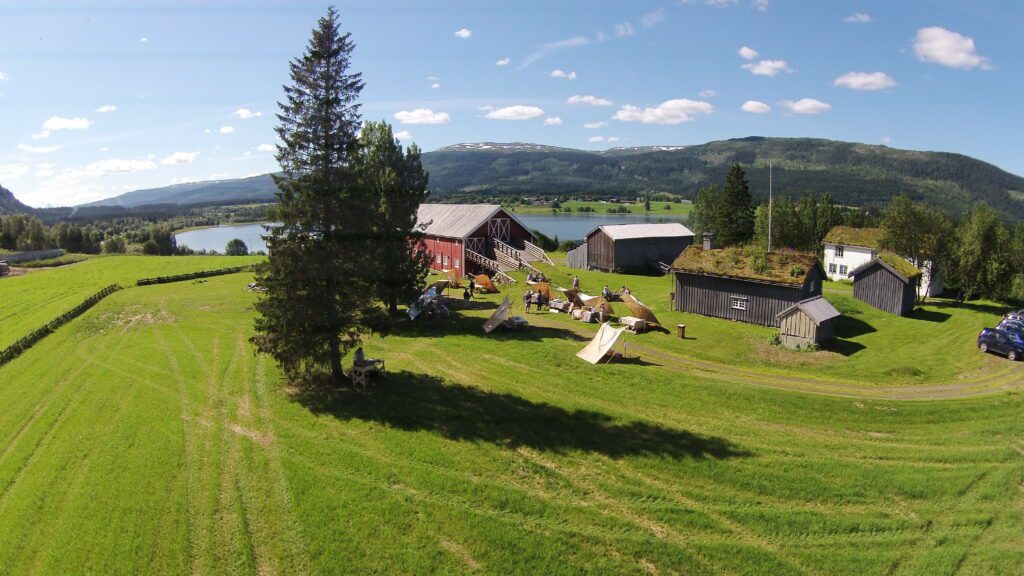 Oversikt over bygdetunet en fin sommerdag.