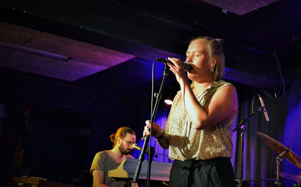 Pianist Adrian Danielsen og vokalist Frida Waits er en samkjørt lederduo i White Ascot.