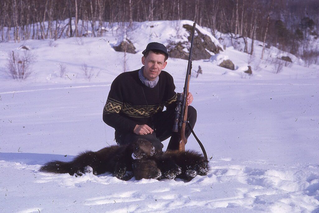 Sven Makse med jerv skutt av Kåre Johnsen.